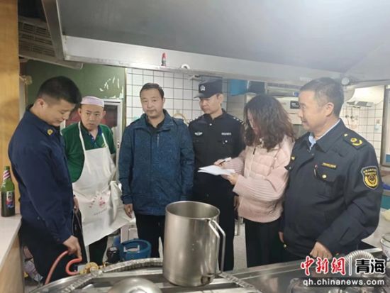 图为安全隐患排查。海北工信供图 图为安全隐患排查。海北工信供图