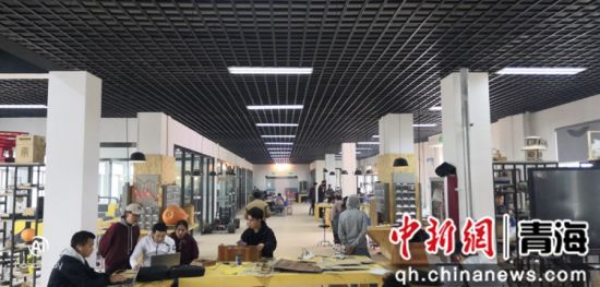 图为师生们进行专创融合教学。西宁城市职业技术学院 供图