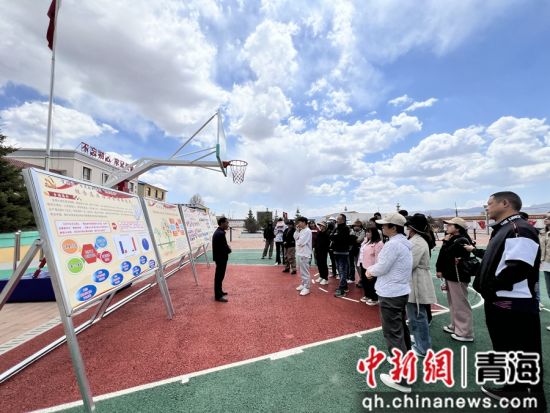 图为学员赴海晏县金滩乡东达村观摩学习矛盾调解“六小”工作法。共和县政法委供图 图为学员赴海晏县金滩乡东达村观摩学习矛盾调解“六小”工作法。共和县政法委供图