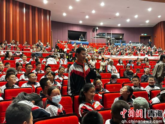 图为学生与主创(主演)现场交流。祁绣娟 摄 图为学生与主创(主演)现场交流。祁绣娟 摄