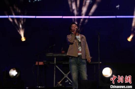 图为郑钧压轴出场。薛蒂 摄