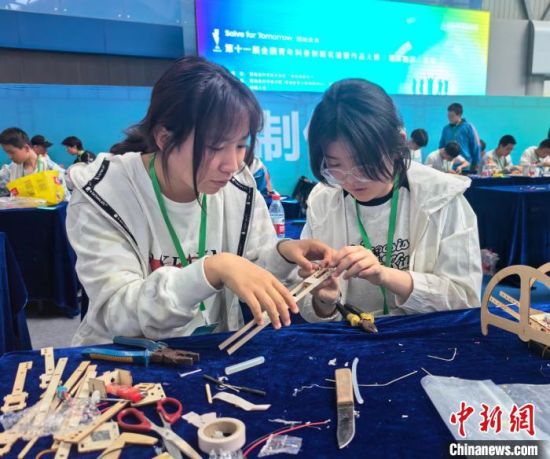 图为参赛选手正在制作“未来太空车”。    祁增蓓摄 图为参赛选手正在制作“未来太空车”。    祁增蓓摄