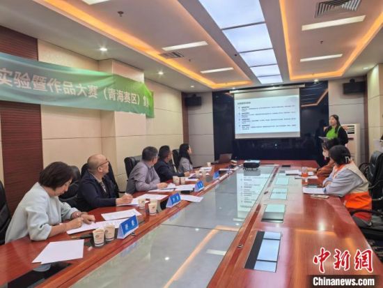 图为参赛选手通过现场问辩等方式,展示他们的创新成果。    祁增蓓摄 图为参赛选手通过现场问辩等方式,展示他们的创新成果。    祁增蓓摄