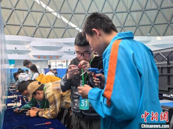 图为参赛选手正在制作“未来太空车”部分零件。    祁增蓓摄 图为参赛选手正在制作“未来太空车”部分零件。    祁增蓓摄
