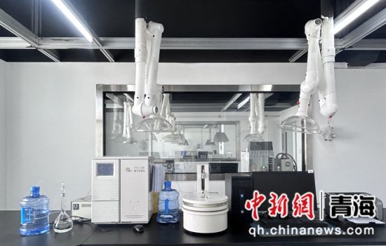 图为中心实验室硬件设施全面升级。西宁市城东区疾病预防控制中心供图