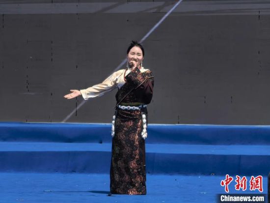 图为歌手演唱民歌。　　　祁增蓓摄