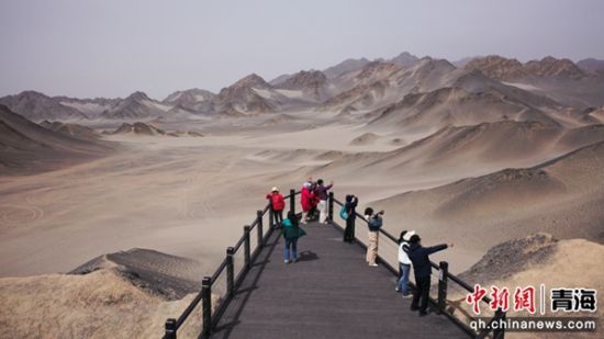 “银发专列”的游客在黑独山景区观赏风景。 张忠苹 摄