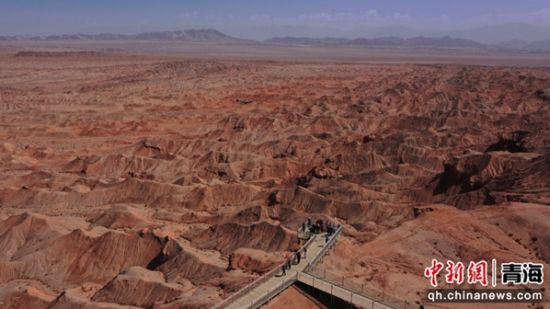 “银发专列”的游客在红崖火星地貌景区欣赏风景。 张忠苹 摄