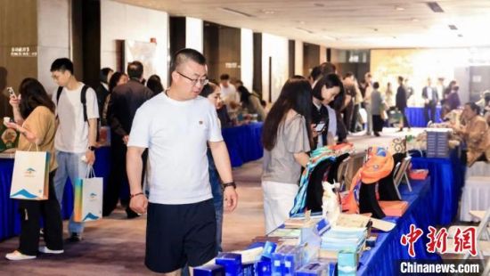 图为游客了解青海海西州特色产品。青海海西州文旅局供图 图为游客了解青海海西州特色产品。青海海西州文旅局供图