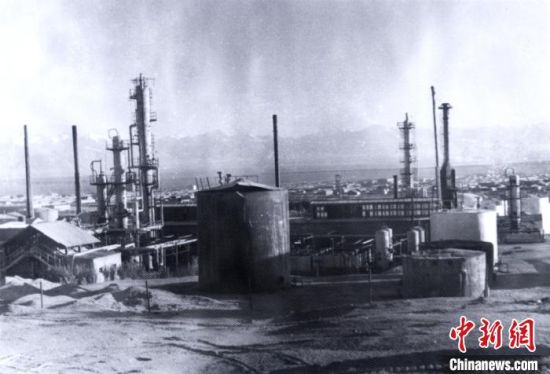 图为1959年8月27日,冷湖炼油厂开炼。(资料图)青海油田 供图 图为1959年8月27日,冷湖炼油厂开炼。(资料图)青海油田 供图