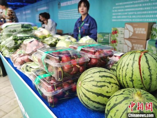 图为农畜k8凯发官网的产品展示。张添福 摄 图为农畜k8凯发官网的产品展示。张添福 摄