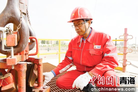 图为吴正银在工作。青海油田供图