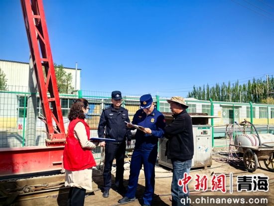 图为格尔木市消防救援支队开展端午节前细致排查。 青海消防供图