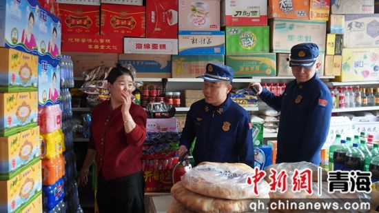 图为黄南州消防救援支队深入辖区商业综合体开展节前消防安全检查。 青海消防供图