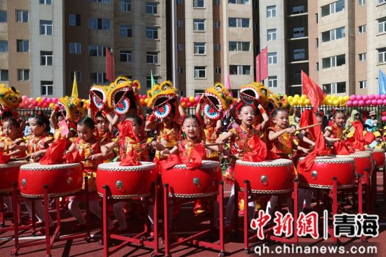 图为舞蹈《金狮跃动鼓盛世》。 张忠苹 摄 图为舞蹈《金狮跃动鼓盛世》。 张忠苹 摄