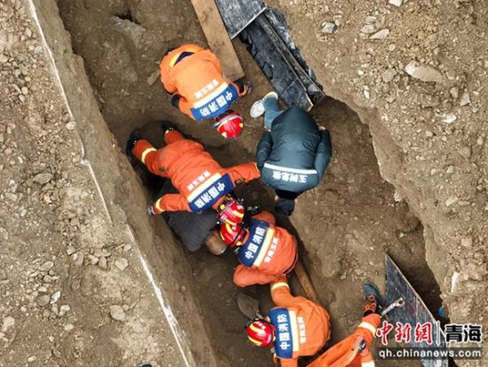图为救援人员营救被困者。 青海省消防救援总队供图
