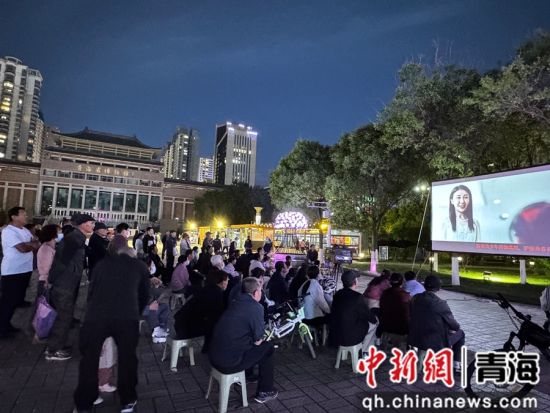 图为民众观看禁毒宣传影片。祁绣娟 摄 图为民众观看禁毒宣传影片。祁绣娟 摄