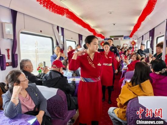 2025年6月1日,青海西宁直达西藏林芝旅游专列车厢内,铁路工作人员表演歌舞节目。  尤东方 摄 2025年6月1日,青海西宁直达西藏林芝旅游专列车厢内,铁路工作人员表演歌舞节目。  尤东方 摄