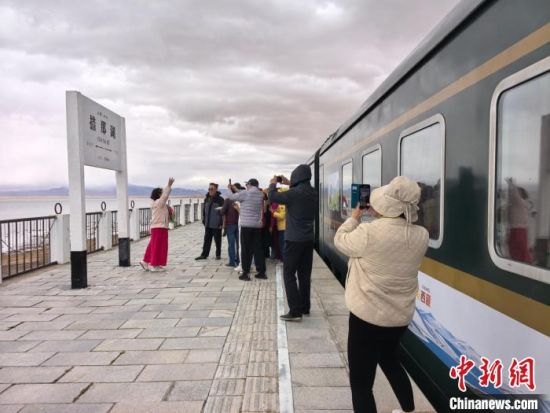 2025年6月1日,青海西宁直达西藏林芝旅游专列抵达措那湖,游客们“打卡”拍照。  尤东方 摄 2025年6月1日,青海西宁直达西藏林芝旅游专列抵达措那湖,游客们“打卡”拍照。  尤东方 摄
