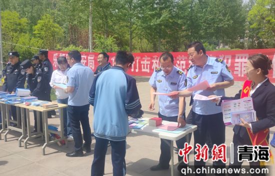 图为送法进校园活动现场。青海海东市乐都区烟草专卖局供图 图为送法进校园活动现场。青海海东市乐都区烟草专卖局供图