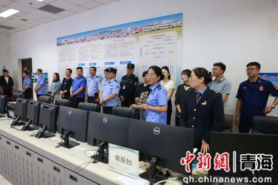 图为相关负责人实地观摩西宁车站工作场地。 张炜摄