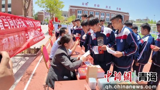 图为侨法宣传进校园活动现场。青海省委统战部供图