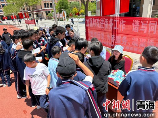 图为侨法宣传进校园活动现场。青海省委统战部供图
