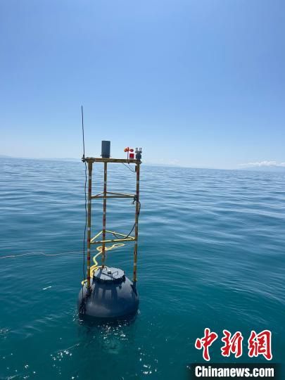 图为青海湖新型浮标成功布放。青海省气象局 供图