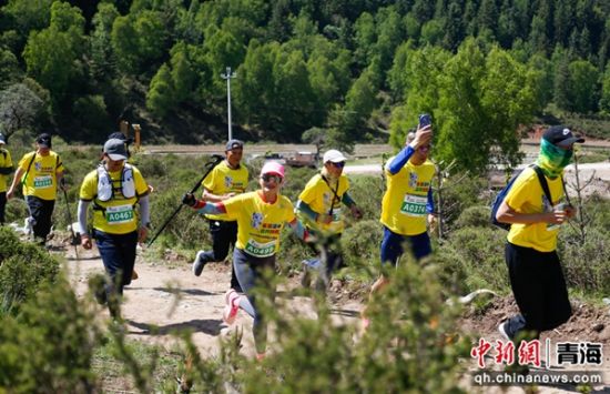 图为徒步爱好者在自然中感受徒步乐趣。马铭言 摄