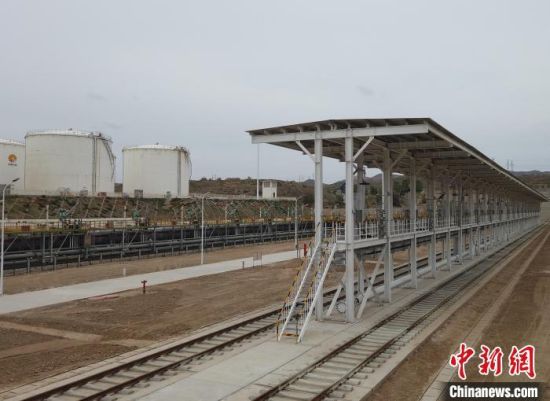 资料图为航拍青藏高原首条航油铁路运输通道。(无人机照片) 　　陆芸摄