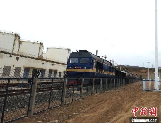 资料图为航拍青藏高原首条航油铁路运输通道建成，并开展为期半月的集中消缺作业。(无人机照片) 　　陆芸摄