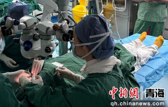 图为手术现场。西宁市第一人民医院供图