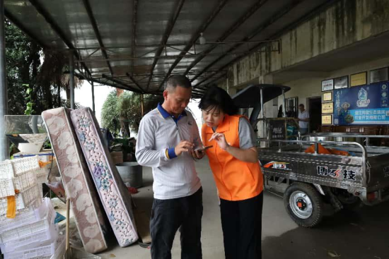 平安产险湛江中心支公司理赔员指导养殖户完成线上核损。