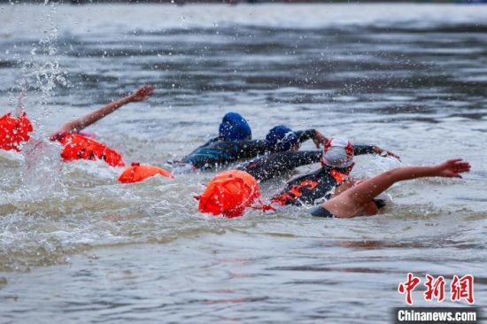 6月19日,黄河抢渡赛玛沁站决赛现场。薛蒂 摄 6月19日,黄河抢渡赛玛沁站决赛现场。薛蒂 摄