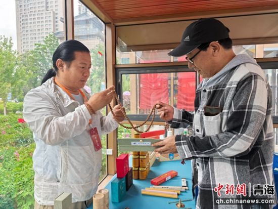 图为果洛州重点文旅企业推介工艺品。 祁增蓓摄