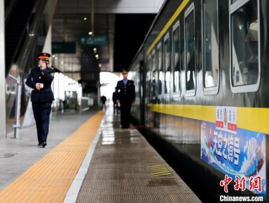 图为“天空之镜”号旅游列车即将从西宁站出发。　　李磊摄
