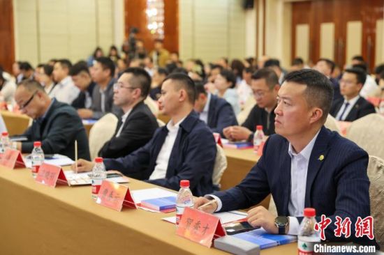 图为与会企业代表认真聆听。薛蒂 摄