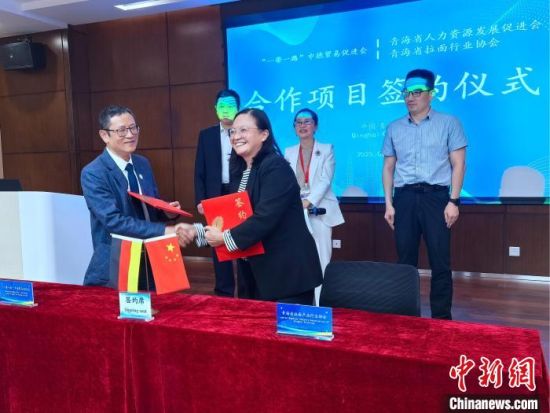 图为签约仪式现场。李隽 摄