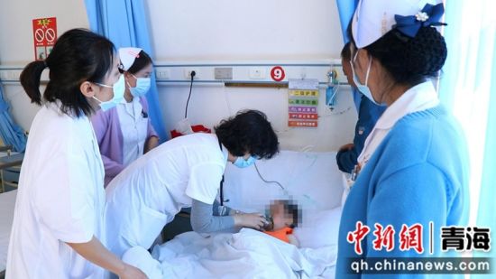 图为治疗中。湟中融媒供图