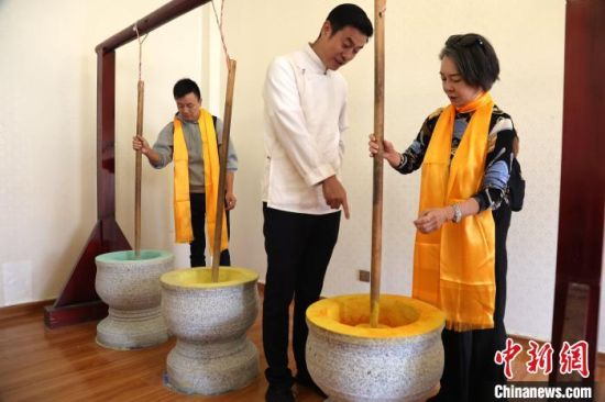 图为香港媒体代表团了解唐卡绘画颜料研磨。张海雯摄