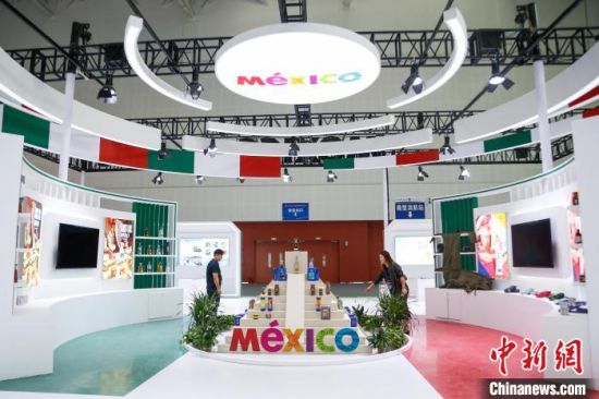 资料图为与会嘉宾在墨西哥馆参观。马铭言 摄