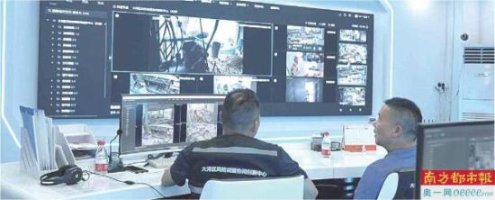 在大湾区风险减量协同创新中心，工作人员正浏览着各种画面和数据。