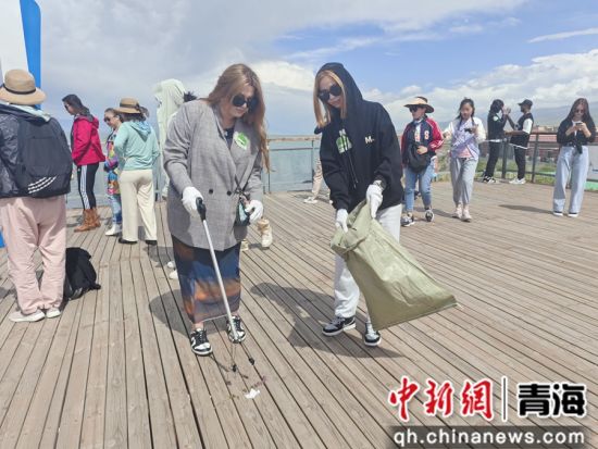 图为青海民族大学国际教育学院留学生在二郎剑景区清理垃圾杂物。 青海民族大学国际教育学院 供图 图为青海民族大学国际教育学院留学生在二郎剑景区清理垃圾杂物。 青海民族大学国际教育学院 供图