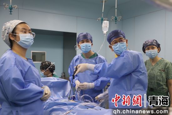 图为手术中。西宁市第一人民医院供图