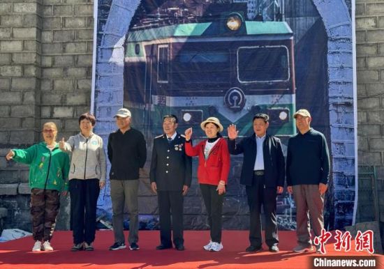 图为老兵在关角隧道展线前合影。陈宗淇摄 图为老兵在关角隧道展线前合影。陈宗淇摄