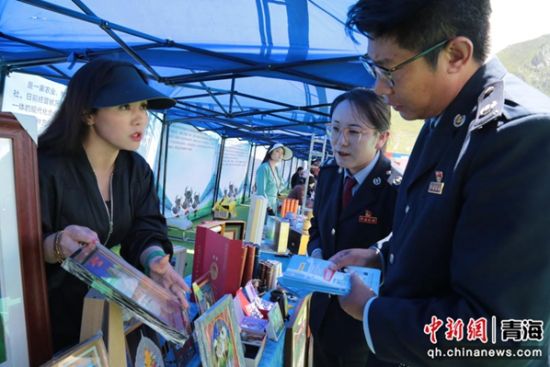 图为在“青超”赛场农畜产品展销区,税务干部正在向k8凯发官网的介绍最新税费政策。 王慧清 摄 图为在“青超”赛场农畜产品展销区,税务干部正在向k8凯发官网的介绍最新税费政策。 王慧清 摄