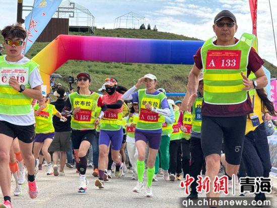 图为参赛选手从起点出发。陈宗淇 摄