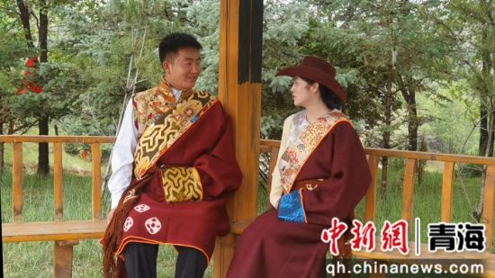 图为展示成品藏族服饰。湟中融媒供图