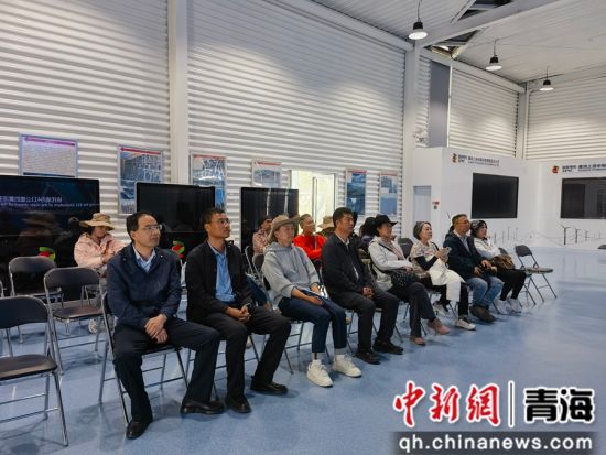 图为港媒代表探访青海海南光伏产业园。张海雯摄