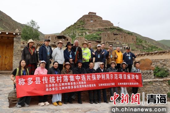 图为与会人员开展实地调研。称多县政府办供图